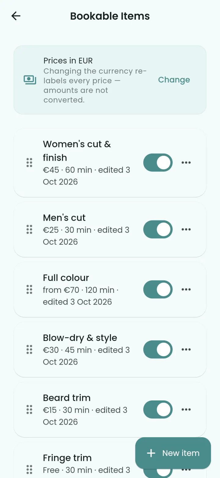 Los servicios de una peluquería de ejemplo con precios y duraciones, cada uno activado para reservas